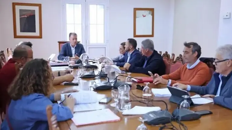 Imagen de archivo de un encuentro del Consorcio del Agua con Domingo Cejas de presidente.