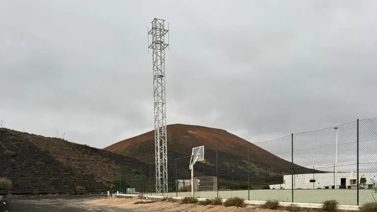 Imagen de la antena de telefonía instalada en el pueblo.