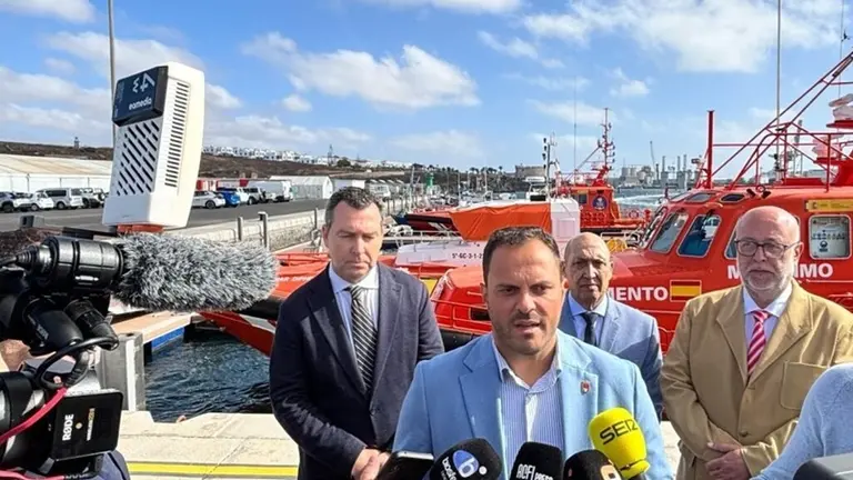 El alcalde de Arrecife, Yonathan de Le&oacute;n, en el Puerto de Naos, en la zona donde  Salvamar desembarca a los migrantes.