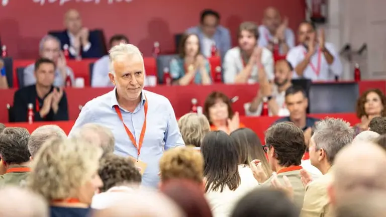 Ángel Víctor Torres en un encuentro nacional de su partido.
