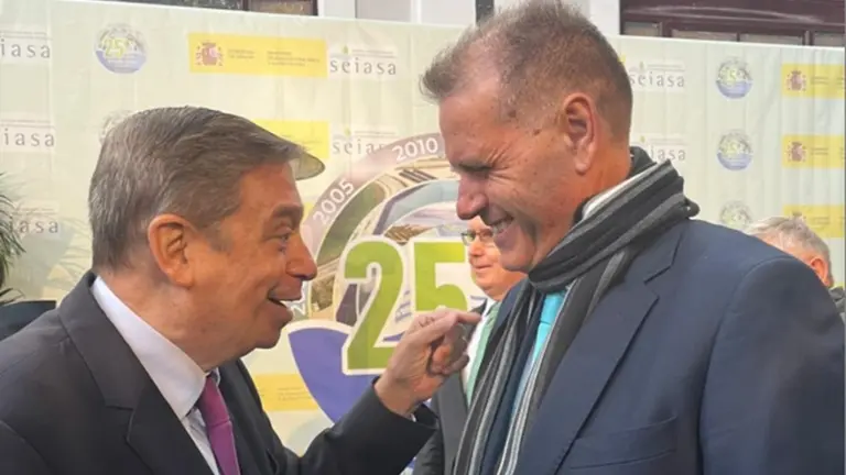 Domingo Cejas saludando al ministro Luis Planas.