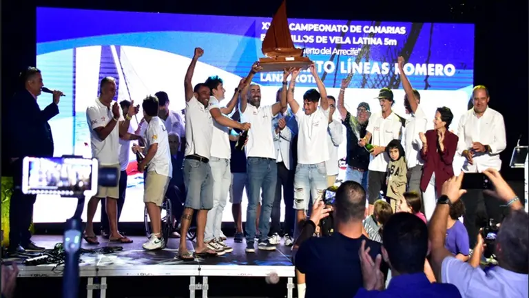 Los ganadores festejeron por todo lo alto en la entrega de trofeos.