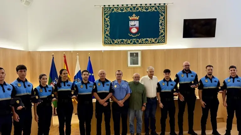 José Juan Cruz y Nicolás Saavedra junto a los nuevos agentes.
