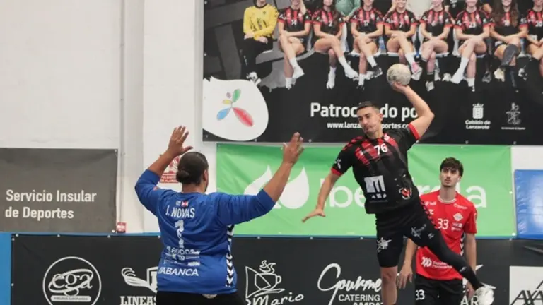 Jugador del San José Obrero realizando un lanzamiento durante un encuentro.