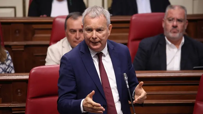 Sebastián Franquis en el Parlamento de Canarias.