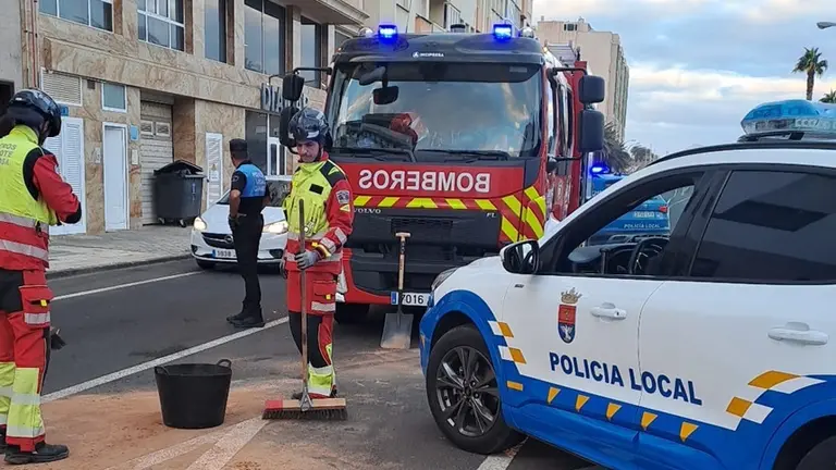Los bomberos y la Policía Local realizando las labores de limpieza.
