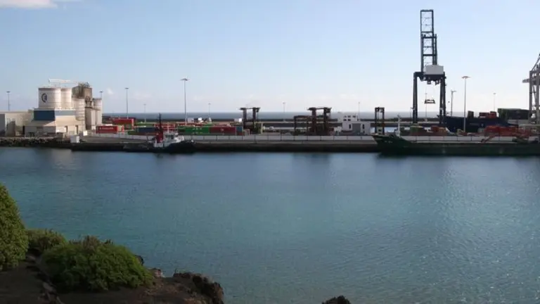 Imagen del puerto de Los Mármoles desde el Castillo de San José.