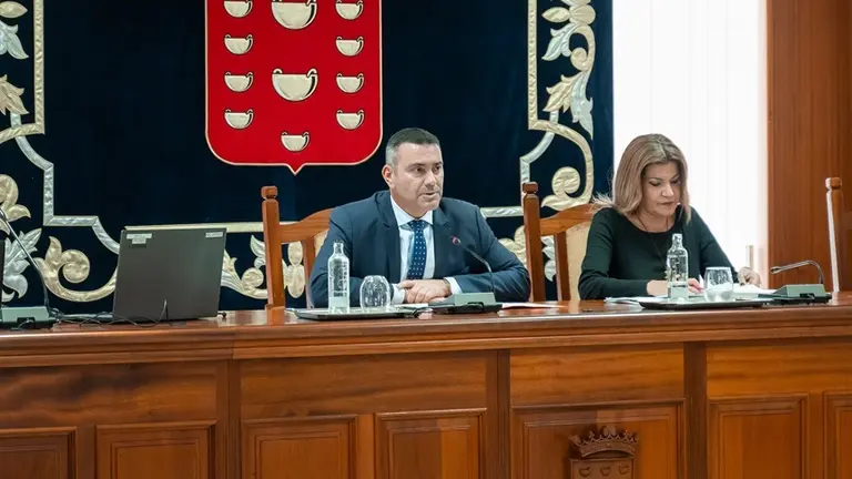 Oswaldo Betancort y María Jesús Tovar en el Pleno del Cabildo de Lanzarote.