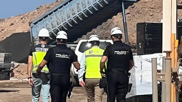 Agentes de la Policía Local realizando una detención en una obra.