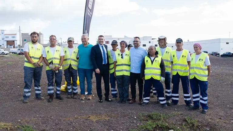 Oswaldo Betancort, Echedey Eugenio y Jacobo Lemes junto a los participantes del plan de empleo.
