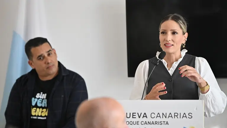 Yoné Caraballo y Sheila Guillén en un debate en la sede de la formación en Arrecife.