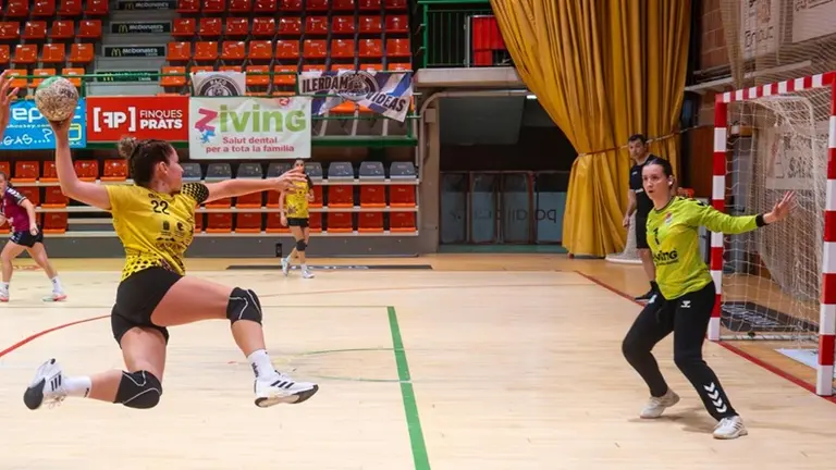 Una de las jugadas de las jugadoras del Puerto del Carmen.