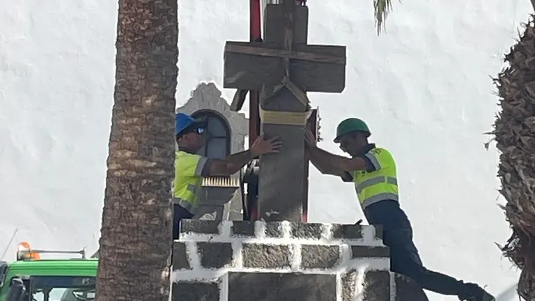 Momento en el que los operarios de la empresa colocan la cruz en el mismo lugar en el que estaba cuando se iniciaron las obras.