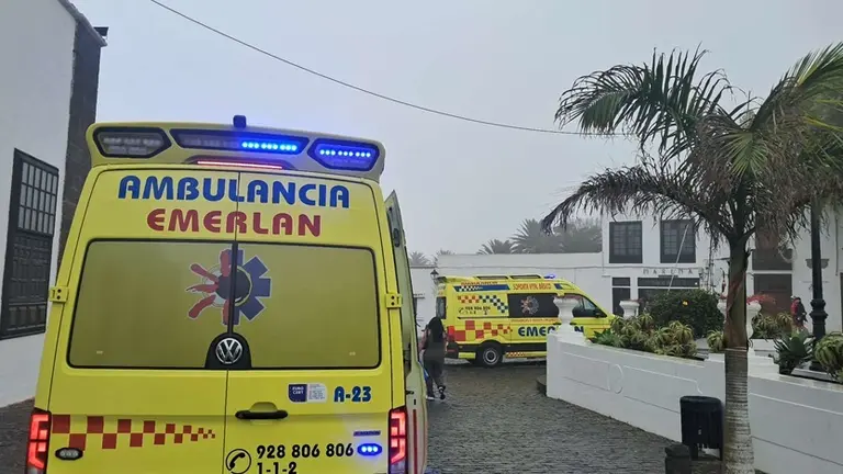 Ambulancia de EMERLAN en la zona.