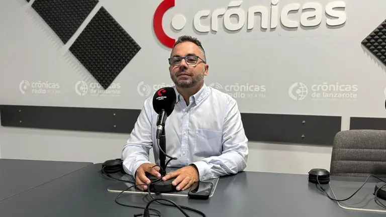 Echedey Eugenio en los estudios de Cr&oacute;nicas Radio