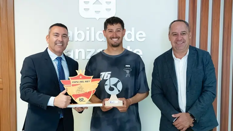 Daniel Hernández junto a Oswaldo Betancort y Juan Monzón.