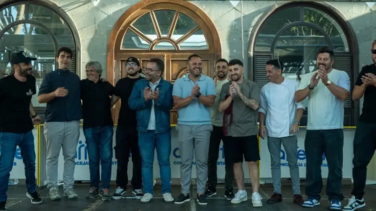 El alcalde y el primer teniente de alcalde de Arrecife con los participantes en el concurso gastronómico.