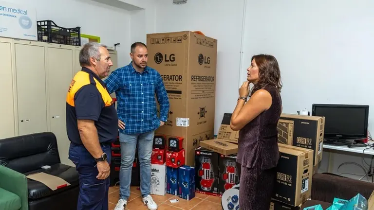 Olivia Duque y Ginés González junto al nuevo material Protección Civil Teguise.