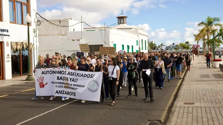 Autónomos de Lanzarote por las calles de Arrecife durante su protesta.