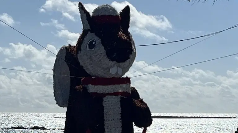 Imagen de una de las figuras navideñas de gran tamaño colocadas en Arrecife.