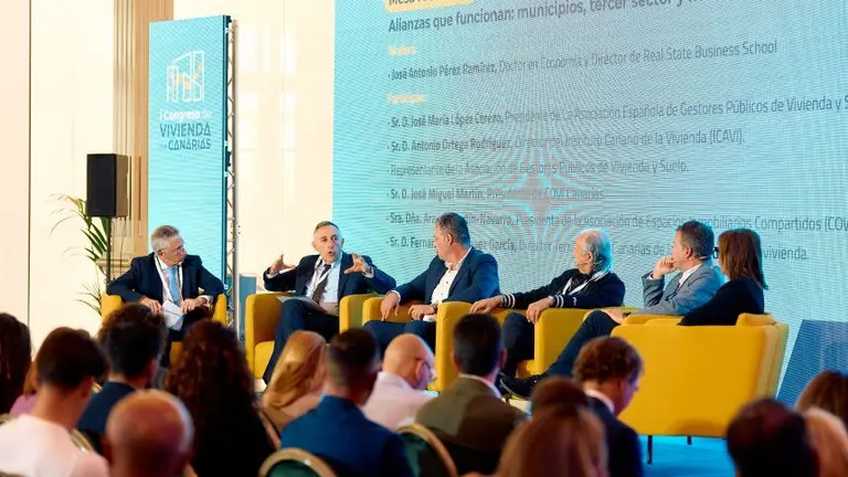 El director gerente y el director de Inversión de Estrategia de Visocan presentan el informe de coyuntura del Observatorio Canario de la Vivienda.