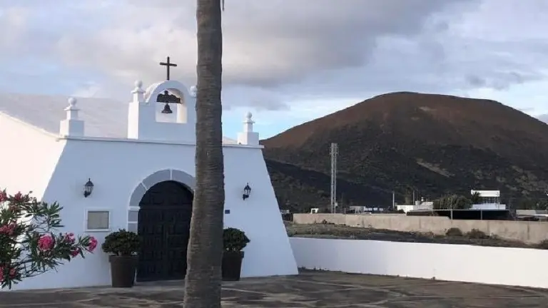 Imagen de la bonita ermita de Masdache con la torre al fondo.