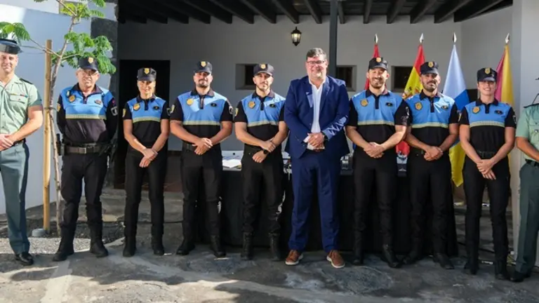 Los agentes posando con el alcalde y con los mandos de la Guardia Civil que acudieron a la cita.