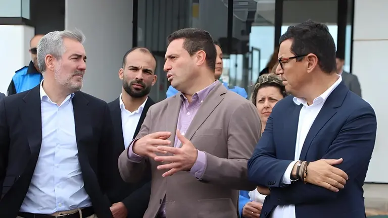 Óscar Noda junto a Fernando Clavijo y Pablo Rodríguez en el puerto de Playa Blanca