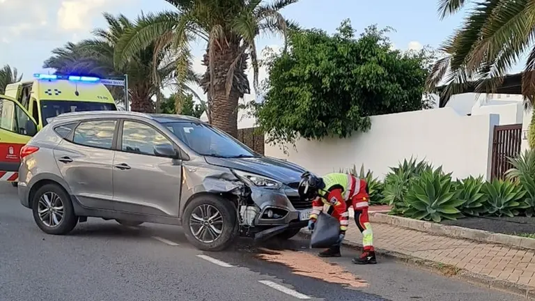 Momento en el que tuvieron que actuar los bomberos tras el accidente.