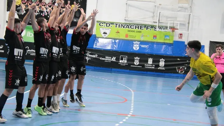 Imagen de una de las jugadas importantes del choque.