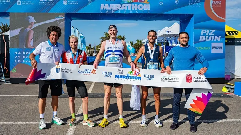 Imagen de los ganadores en la prueba masculina con el director del evento, Juan Carlos Albuixech, y el concejal de Deportes de Teguise, Alejandro Ramírez.