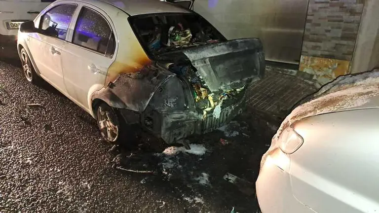 Vehículo totalmente calcinado por el fuego.