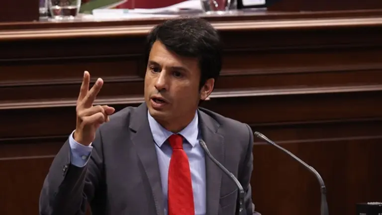 Marcos Bergaz (PSOE) en el Parlamento canario.