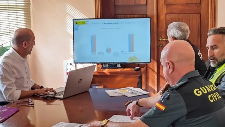 El director insular analizando los datos con los responsables de la Guardia Civil y de la Policía Nacional en Lanzarote.