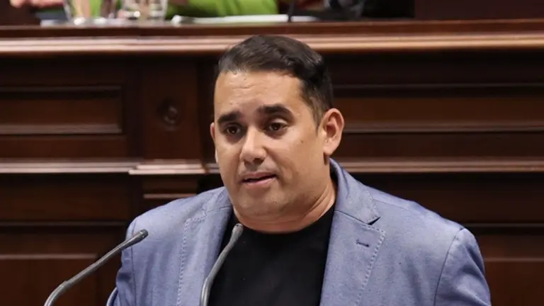 Yoné Caraballo durante el pleno parlamentario.