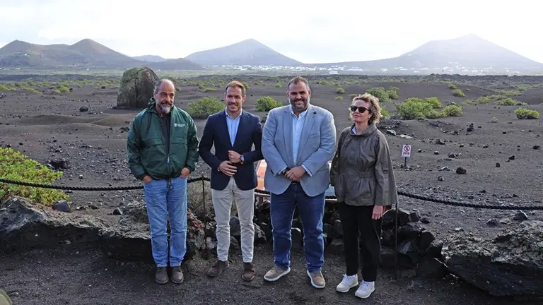 Samuel Mart&iacute;n y Mariano Zapata en su visita al Parque Natural de los Volcanes.