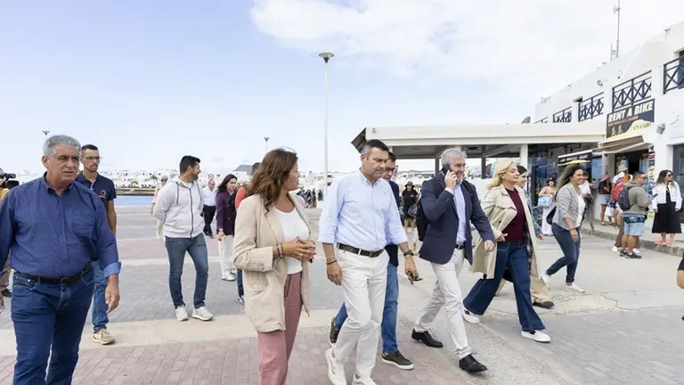 Olivia Duque junto a Eugenio Robayna, Fernando Clavijo y Oswaldo Betancort en una visita a La Graciosa.