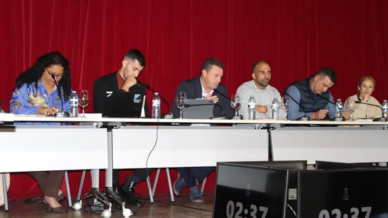 Imagen del alcalde de Yaiza y parte de su grupo de gobierno durante el pleno celebrado este jueves.