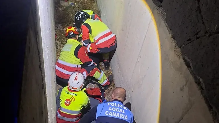 Instante en el que los bomberos preparaban el operativo para sacar de la zanja al herido.