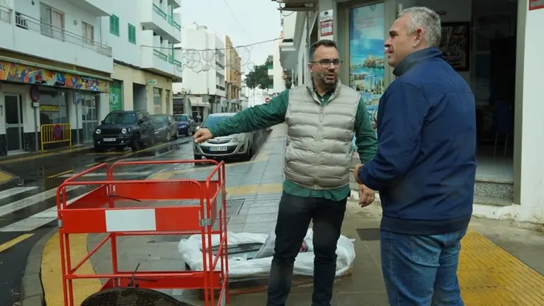 Echedey Eugenio y Jacobo Lemes en una de las calles de Arrecife.