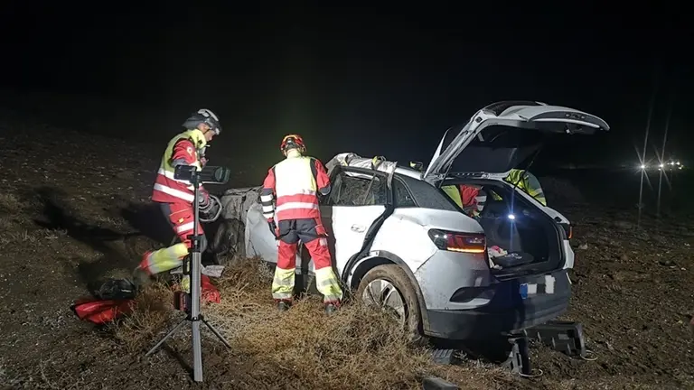 Imagen del veh&iacute;culo cuando llegaron los bomberos.