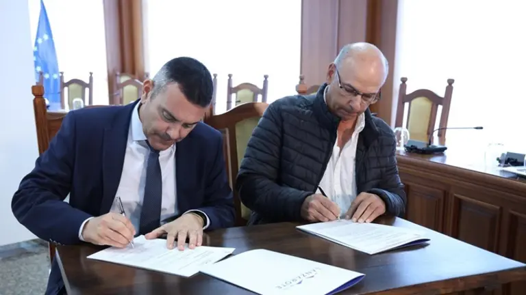 Firma del convenio entre la Federaci&oacute;n de Lucha Canaria y el Cabildo de Lanzarote.