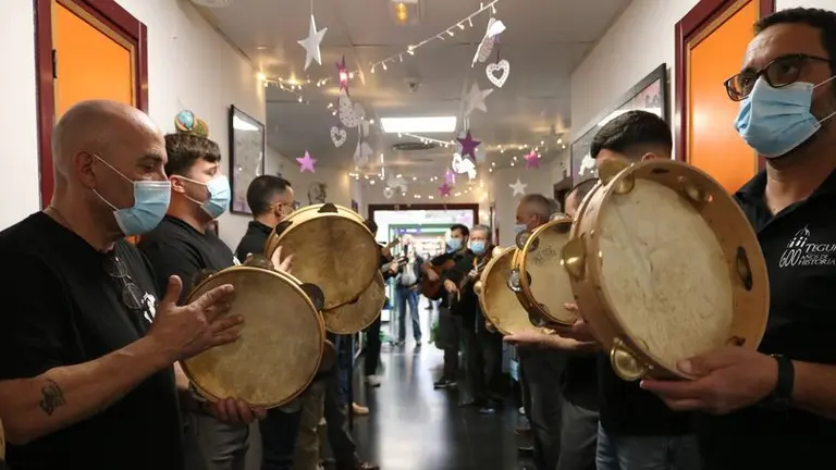 Los integrantes del Rancho de Pascuas de Teguise tocando en los pasillos del hospital.