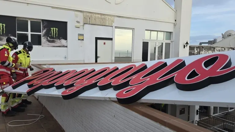 Imagen de los bomberos con el cartel.