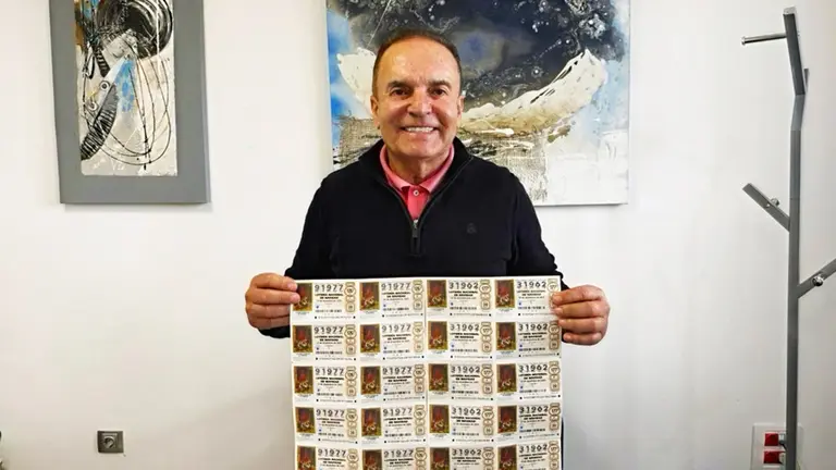 El alcalde de Tinajo con los d&eacute;cimos que compra todos los a&ntilde;os.