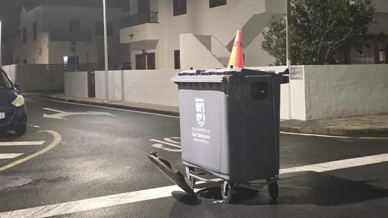 Imagen de un cubo de basura en Playa Honda.
