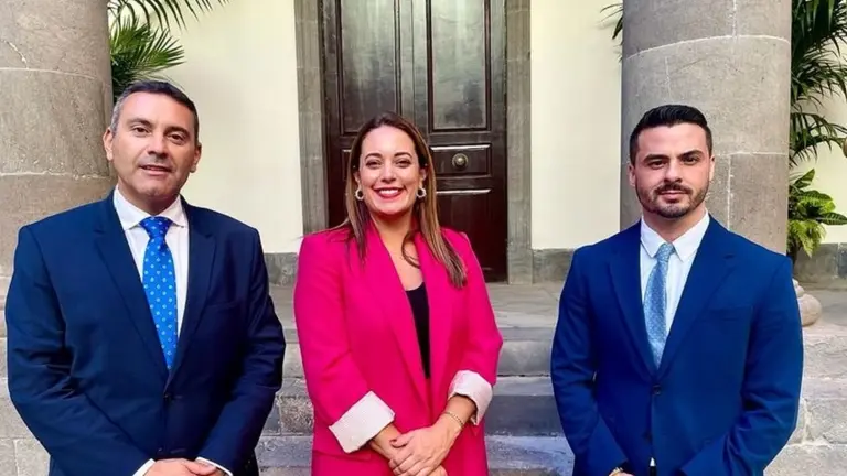 Los tres parlamentarios de CC por la isla de Lanzarote en la puerta de la C&aacute;mara auton&oacute;mica.