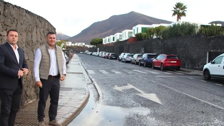 Alcalde y el concejal de Obras en algunas de las calles de Las Coloradas que ser&aacute;n rehabilitadas.