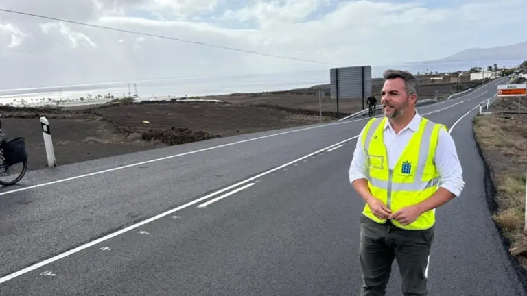 Jacobo Medina en la carretera que une Puerto del Carmen y Puerto Calero