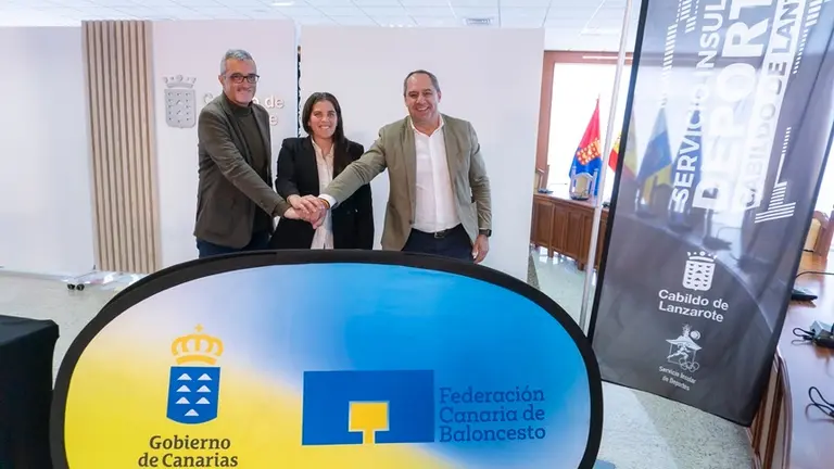 Juan Monz&oacute;n, Marci Acu&ntilde;a y  Mar&iacute;a Sosa en la presentaci&oacute;n del proyecto de deporte en igualdad &ldquo;Encestando Futuros&rdquo;.